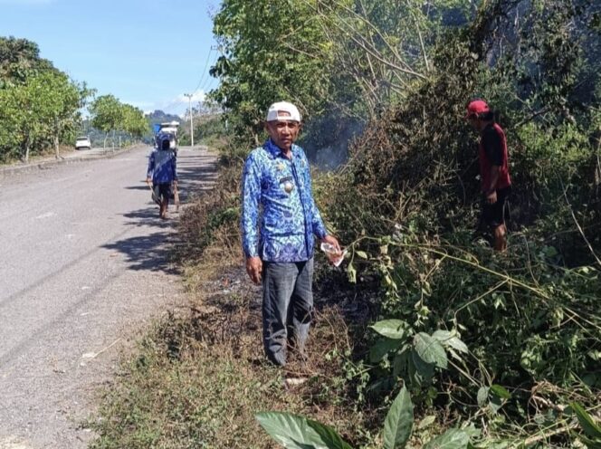 
 Gotong Royong  Jadi Solusi, Lurah Babar dan Warga Bersihkan Ruas Jalan Strategis