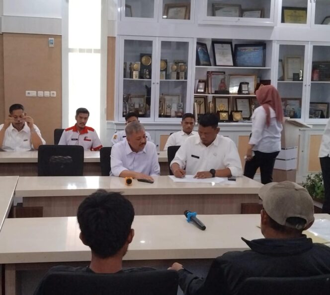 
 Bupati Pinrang Bersama Dinas PUPR Terima Aspirasi Warga Palelleng, Bahas Peningkatan Akses Jalan di Wilayah Pegunungan