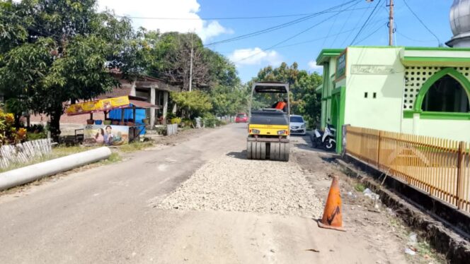 
 Melalui Dinas PUPR, Pemkab Pinrang Tetap Laksanakan Pemeliharaan Jalan di Tengah Keterbatasan Anggaran