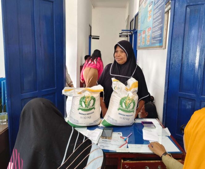 
 290 Warga Kelurahan Amparita Terima Bantuan Pangan