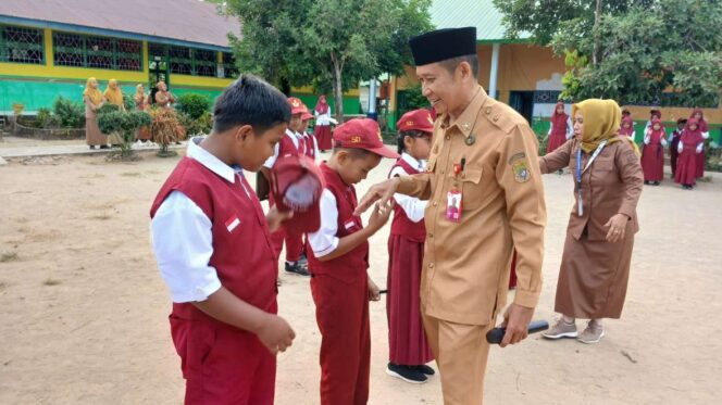 
 Korwil Disdikbudcam Pancarijang Pimpin Upacara Bendera di UPT SD Negeri 4 Timoreng Panua