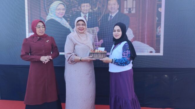 
 Helmi Halimatul Udhmah Disambut Hangat di Sidrap, Dapat Kejutan Ulang Tahun