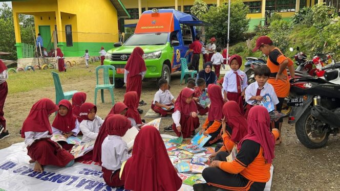 
 Sasar Sekolah Terpencil, Dinas Perpustakaan ‘Bikin Senyum’ Siswa di Pitu Riase