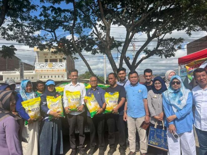 
 Wabup Sidrap Tinjau Gerakan Pangan Murah di Pasar Bilokka, Warga Antusias Dapatkan Sembako Terjangkau