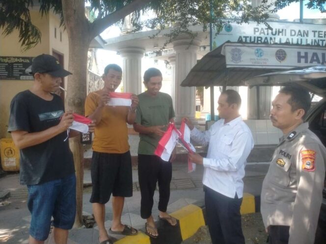 
 Jelang HUT RI ke-80, Polsek Wara Polres Palopo Bagikan Bendera Merah Putih ke Warga