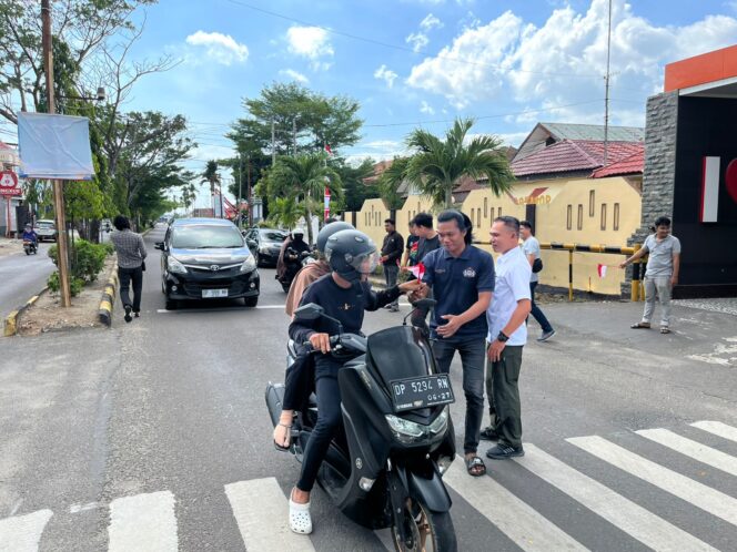 
 Jelang HUT RI Ke-80, Personel Polres Pinrang Bagikan Bendera Merah Putih kepada Pengendara