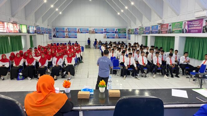 
 Kepala BNNK Sidrap Beri Materi Cerdas Tanpa Narkoba di PKKMB Unisan Sidrap