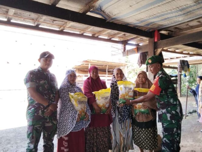 
 TNI dan Rakyat Kian Solid, Babinsa Dua Pitue Bantu Warga Kurang Mampu