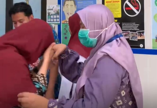 
 Haru dan Tangis Warnai Perpisahan Sulastri di Puskesmas Belawae