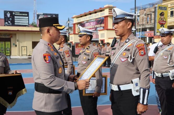 
 Dedikasi Berbuah Prestasi, SatLantas Polres Sidrap Terima Penghargaan Kapolres