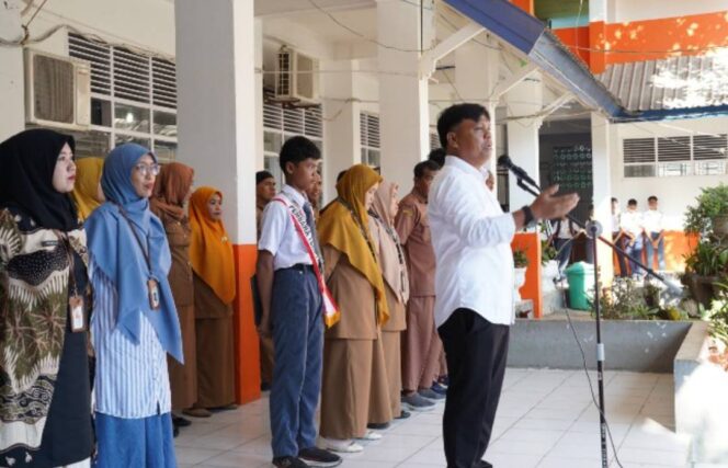 
 Generasi Muda Harus Berani Lawan Hoaks, Pesan KPU Sidrap di Upacara SMKN 2
