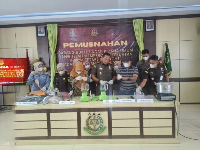 
 Kejari Pinrang Musnahkan Barang Bukti 27 Perkara Hukum, Termasuk 51 Gram Sabu
