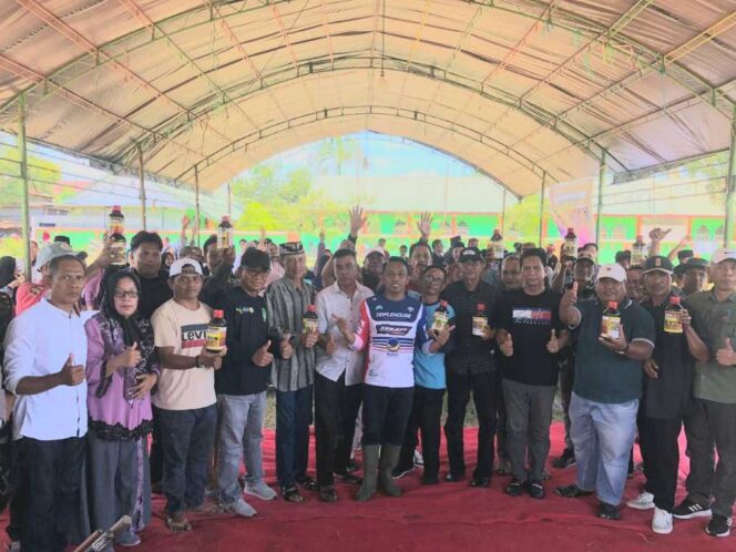 
 Bupati Sidrap Serahkan Bantuan Insektisida untuk Petani di Dua Pitue