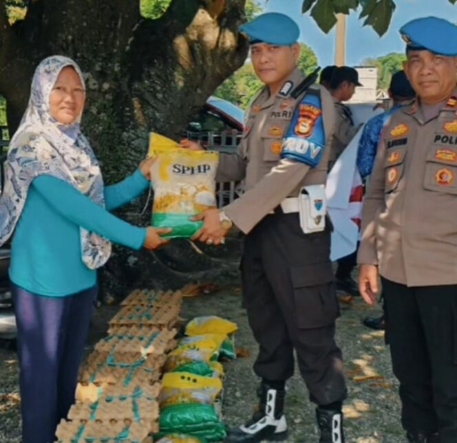 Peringati HUT ke-23, Propam Polres Pinrang Tebar Kepedulian Lewat Pembagian Sembako