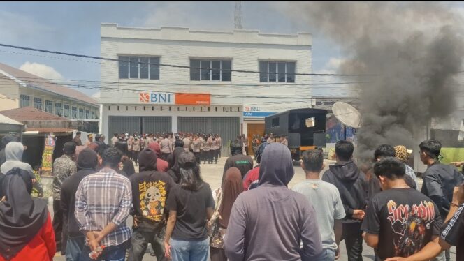 
 Puluhan Massa Geruduk Kantor Bank BNI Pinrang, Terkait Kredit Fiktif