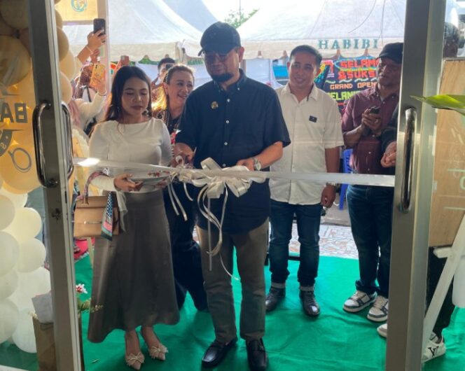
 Grand Opening “Melaniall Barber” Meriah, Dihadiri Legislator dan Artis Dangdut di Sidrap