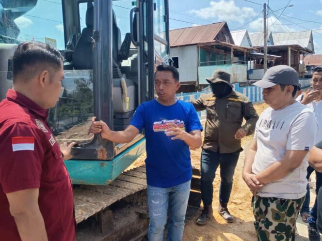 
 Bupati Syaharuddin Tinjau Progres Peningkatan Jalan Cor Beton di Amparita