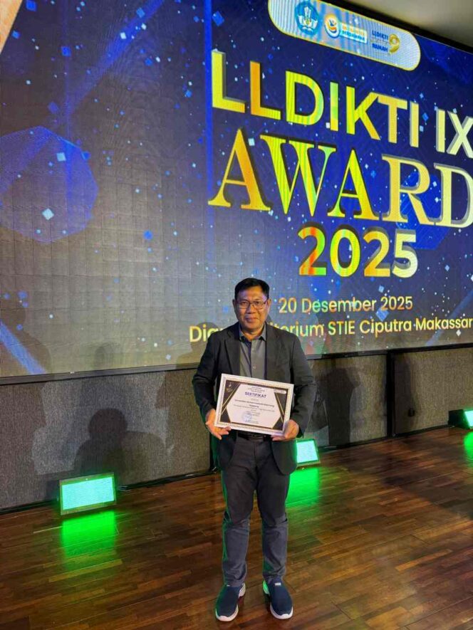 
 Rektor UMS Rappang Raih Penghargaan Pimpinan Perguruan Tinggi Terbaik dari LLDIKTI Wilayah IX