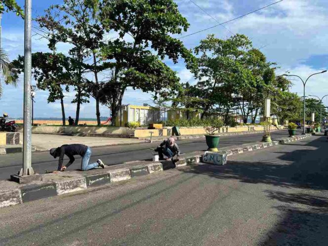 
 Pemkot Parepare Perindah Kota dengan Pengecatan Median dan Trotoar