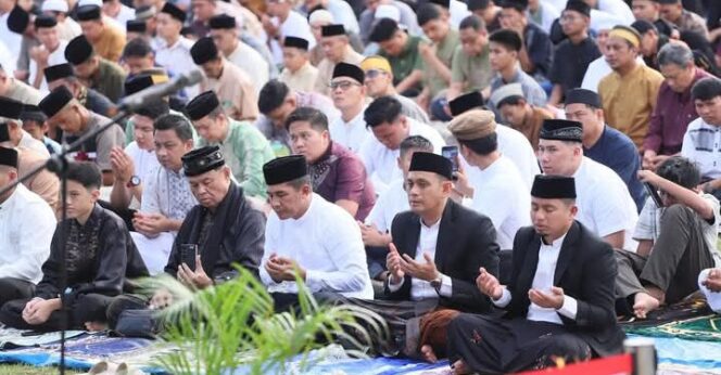 
 Bersama Ribuan Warga, Wali Kota Parepare Salat Id Perdana Sejak Menjabat
