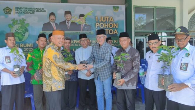 
 Kemenag Parepare Sukseskan Penanaman 1 Juta Bibit Pohon Matoa