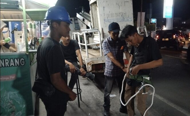 
 Pemkab Pinrang Tingkatkan Pelayanan PJU, Tim Bimacipta Benahi Lampu Jalan di Sejumlah Titik