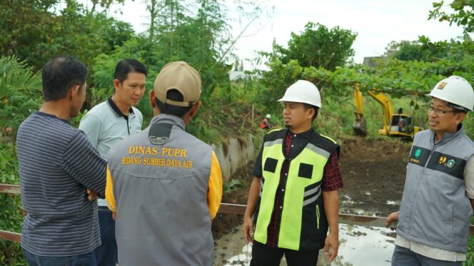 
 Tasming Hamid Turun Langsung Pimpin Pengerukan Hulu Sungai Antisipasi Banjir