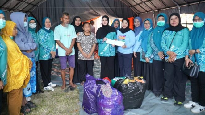 
 Ketua TP PKK Parepare Andi Arfiah Tasming Kunjungi Korban Kebakaran di Soreang