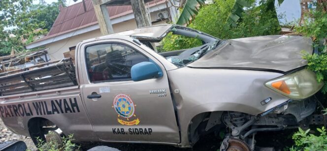 
 Mobil Patroli Satpol PP Sidrap Terjun ke Sungai, Rusak Parah dan Terbengkalai