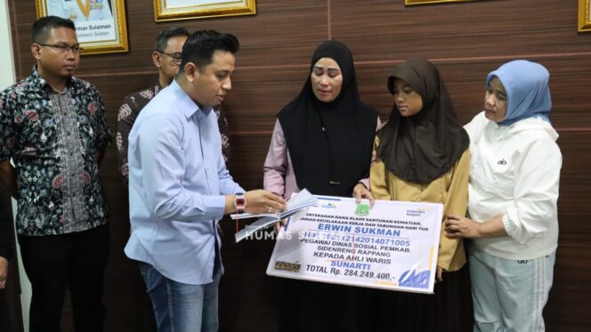 
 Wabup Sidrap Serahkan Santunan dan Beasiswa bagi Keluarga Almarhum Erwin Sukman