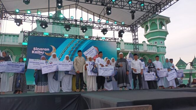 
 Cahaya Mario Salurkan 100 Paket Bantuan Modal Usaha, Total Rp300 Juta