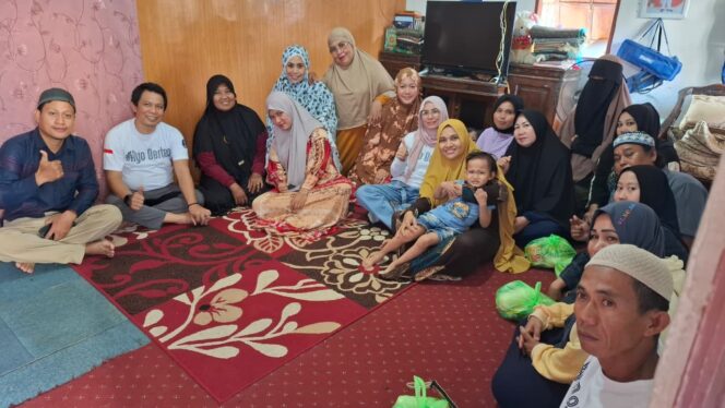 
 Puluhan Muallaf Terima Bingkisan Sembako Tim RMS Berbagi