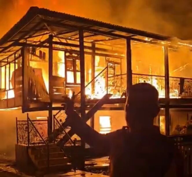 
 Kebakaran Hebat di Sidrap Hanguskan Rumah Kos, Rumah Panggung dan Mobil HRV