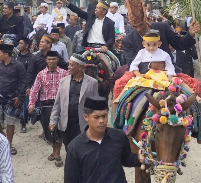
 Lestarikan Tradisi, Bupati Sidrap Datang ke Pesta Pernikahan Warga dengan Menunggang Kuda