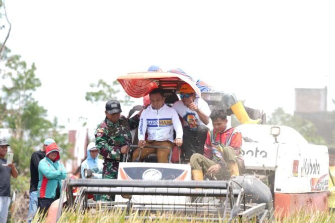 
 Panen Perdana CSR Capai 7,2 Ton, Bupati Syaharuddin Tekankan Kolaborasi Pertanian-Peternakan